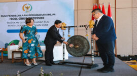 Ketua DPD RI, Sultan B Najamudin saat membuka FGD yang ditandai dengan pemukulan gong, Senin (7/7/2025).