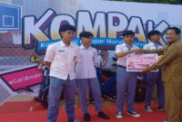 Para siswa saat menerima hadiah program Sekolah Honda KOMPAK yang digelar Astra Motor NTB.