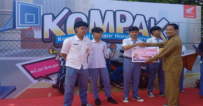 Para siswa saat menerima hadiah program Sekolah Honda KOMPAK yang digelar Astra Motor NTB.