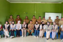 Para mahasiswa Kuliah Kerja Partisipatif (KKP) UIN Mataram saat pose bersama dengan Kades dan Perangkat Desa Sakra Selatan.