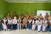 Para mahasiswa Kuliah Kerja Partisipatif (KKP) UIN Mataram saat pose bersama dengan Kades dan Perangkat Desa Sakra Selatan.