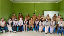 Para mahasiswa Kuliah Kerja Partisipatif (KKP) UIN Mataram saat pose bersama dengan Kades dan Perangkat Desa Sakra Selatan.