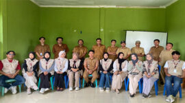 Para mahasiswa Kuliah Kerja Partisipatif (KKP) UIN Mataram saat pose bersama dengan Kades dan Perangkat Desa Sakra Selatan.