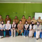 Para mahasiswa Kuliah Kerja Partisipatif (KKP) UIN Mataram saat pose bersama dengan Kades dan Perangkat Desa Sakra Selatan.