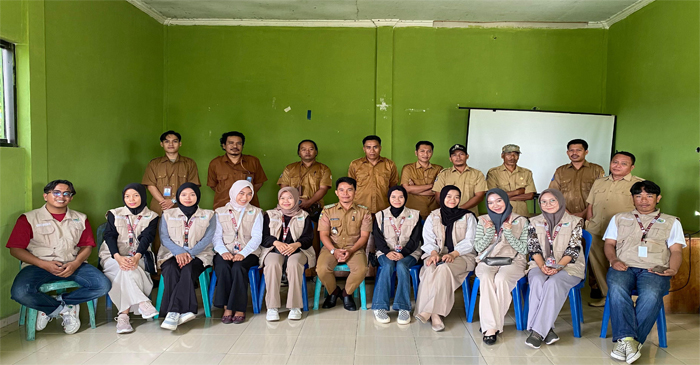 Para mahasiswa Kuliah Kerja Partisipatif (KKP) UIN Mataram saat pose bersama dengan Kades dan Perangkat Desa Sakra Selatan.