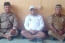 Kadis Dikbud Lotim, Izzuddin, S.Pd (tengah) bersama Kepala SDN 2 Setungkep Lingsar, Ahmad Yani (kiri) dan Kanit Dikbud Kecamatan Keruak, Arifin (kanan).
