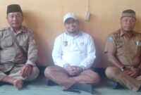 Kadis Dikbud Lotim, Izzuddin, S.Pd (tengah) bersama Kepala SDN 2 Setungkep Lingsar, Ahmad Yani (kiri) dan Kanit Dikbud Kecamatan Keruak, Arifin (kanan).