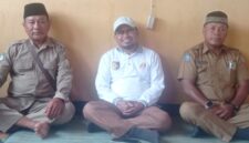 Kadis Dikbud Lotim, Izzuddin, S.Pd (tengah) bersama Kepala SDN 2 Setungkep Lingsar, Ahmad Yani (kiri) dan Kanit Dikbud Kecamatan Keruak, Arifin (kanan).