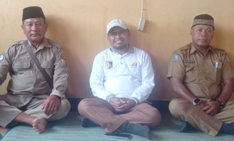 Kadis Dikbud Lotim, Izzuddin, S.Pd (tengah) bersama Kepala SDN 2 Setungkep Lingsar, Ahmad Yani (kiri) dan Kanit Dikbud Kecamatan Keruak, Arifin (kanan).