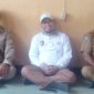 Kadis Dikbud Lotim, Izzuddin, S.Pd (tengah) bersama Kepala SDN 2 Setungkep Lingsar, Ahmad Yani (kiri) dan Kanit Dikbud Kecamatan Keruak, Arifin (kanan).