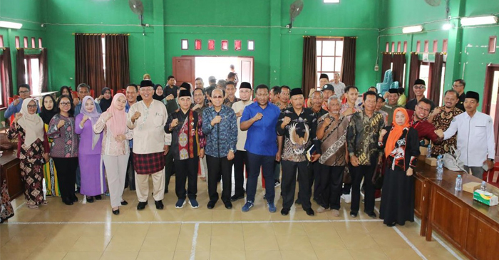 Rombongan Komite I DPD RI pose bersama di sela-sela kunjungan kerja ke Kutai Kartanegara, Kalimantan Timur.