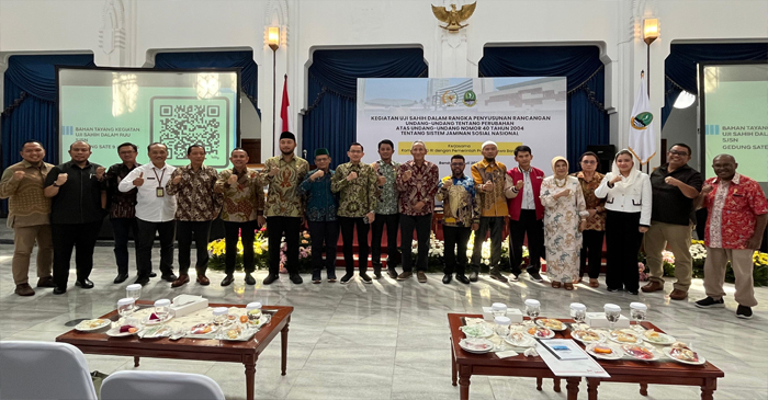 Suasana pose bersama Komite III DPD RI di sela-sela kunjungan kerja ke Pemprov Jabar.