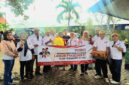 Pengurus DPD Laskar Prabowo 08 NTB saat mendistribusikan bantuan makanan dan minuman untuk korban terdampak banjir di Lingkungan Kebon Duren, Kelurahan Selagalas, Kecamatan Sandubaya, Senin sore (7/7/2025).