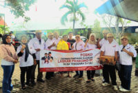 Pengurus DPD Laskar Prabowo 08 NTB saat mendistribusikan bantuan makanan dan minuman untuk korban terdampak banjir di Lingkungan Kebon Duren, Kelurahan Selagalas, Kecamatan Sandubaya, Senin sore (7/7/2025).