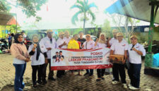 Pengurus DPD Laskar Prabowo 08 NTB saat mendistribusikan bantuan makanan dan minuman untuk korban terdampak banjir di Lingkungan Kebon Duren, Kelurahan Selagalas, Kecamatan Sandubaya, Senin sore (7/7/2025).