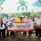 Pengurus DPD Laskar Prabowo 08 NTB saat mendistribusikan bantuan makanan dan minuman untuk korban terdampak banjir di Lingkungan Kebon Duren, Kelurahan Selagalas, Kecamatan Sandubaya, Senin sore (7/7/2025).