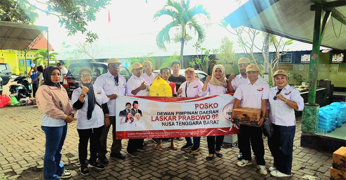 Pengurus DPD Laskar Prabowo 08 NTB saat mendistribusikan bantuan makanan dan minuman untuk korban terdampak banjir di Lingkungan Kebon Duren, Kelurahan Selagalas, Kecamatan Sandubaya, Senin sore (7/7/2025).