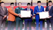 Berita acara persetujuan bersama antara DPRD dan Pemerintah Daerah, yang menandai disetujuinya 2 Raperda untuk ditetapkan menjadi Perda.