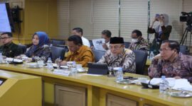 Wakil Ketua DPD RI, Tamsil Linrung (dua dari kanan) saat FGD di Gedung DPD RI, Kompleks Parlemen Senayan, Jakarta, Jumat (11/7/2025). 