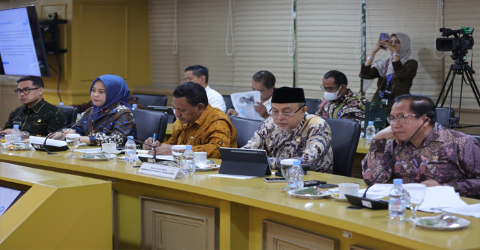Wakil Ketua DPD RI, Tamsil Linrung (dua dari kanan) saat FGD di Gedung DPD RI, Kompleks Parlemen Senayan, Jakarta, Jumat (11/7/2025). 