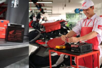 Aki motor yang sudah soak harus segara diganti.
