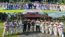 Atlet Tarung Derajat Kabupaten Lombok Barat pose bersama usai latihan di Bencingah Agung, Kompleks Kantor Bupati Lombok Barat.