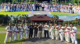 Atlet Tarung Derajat Kabupaten Lombok Barat pose bersama usai latihan di Bencingah Agung, Kompleks Kantor Bupati Lombok Barat.
