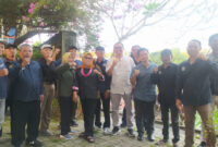 Suasana pose bersama  di Taman Narmada.