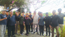 Suasana pose bersama  di Taman Narmada.