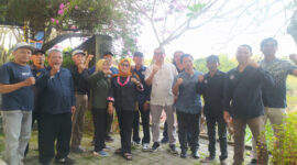 Suasana pose bersama  di Taman Narmada.