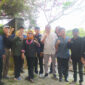Suasana pose bersama  di Taman Narmada.