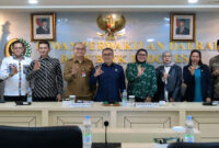 Suasana pose bersama usai RDP BULD DPD RI bersama Kementerian Pertanian, Kementerian Kelautan dan Perikanan, Badan Pangan Nasional, dan Badan Gizi Nasional, di Gedung DPD RI, Kompleks Parlemen Senayan, Jakarta, Senin (7/7/2025).