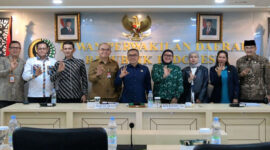Suasana pose bersama usai RDP BULD DPD RI bersama Kementerian Pertanian, Kementerian Kelautan dan Perikanan, Badan Pangan Nasional, dan Badan Gizi Nasional, di Gedung DPD RI, Kompleks Parlemen Senayan, Jakarta, Senin (7/7/2025).