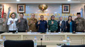 Suasana pose bersama usai RDP BULD DPD RI bersama Kementerian Pertanian, Kementerian Kelautan dan Perikanan, Badan Pangan Nasional, dan Badan Gizi Nasional, di Gedung DPD RI, Kompleks Parlemen Senayan, Jakarta, Senin (7/7/2025).
