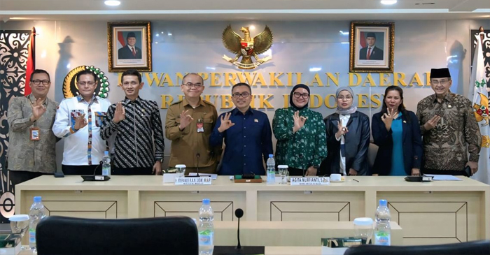 Suasana pose bersama usai RDP BULD DPD RI bersama Kementerian Pertanian, Kementerian Kelautan dan Perikanan, Badan Pangan Nasional, dan Badan Gizi Nasional, di Gedung DPD RI, Kompleks Parlemen Senayan, Jakarta, Senin (7/7/2025).