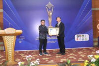 Direktur PDAM Tirta Ardhia Rinjani Kabupaten Lombok Tengah, Bambang Supratomo saat menerima penghargaan Indonesia Best 100 BUMD Award tahun 2025, di Hotel Truntum Kuta, Bali, pada Jum'at (4/7/2025).