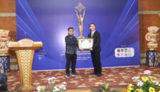 Direktur PDAM Tirta Ardhia Rinjani Kabupaten Lombok Tengah, Bambang Supratomo saat menerima penghargaan Indonesia Best 100 BUMD Award tahun 2025, di Hotel Truntum Kuta, Bali, pada Jum'at (4/7/2025).