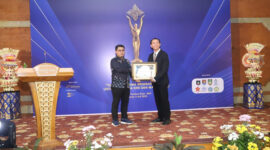 Direktur PDAM Tirta Ardhia Rinjani Kabupaten Lombok Tengah, Bambang Supratomo saat menerima penghargaan Indonesia Best 100 BUMD Award tahun 2025, di Hotel Truntum Kuta, Bali, pada Jum'at (4/7/2025).