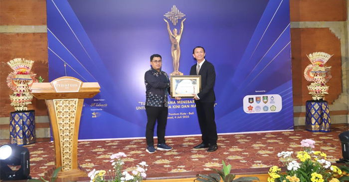 Direktur PDAM Tirta Ardhia Rinjani Kabupaten Lombok Tengah, Bambang Supratomo saat menerima penghargaan Indonesia Best 100 BUMD Award tahun 2025, di Hotel Truntum Kuta, Bali, pada Jum'at (4/7/2025).