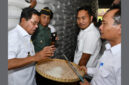 Bupati Lotim, H Haerul Warisin (kiri) saat memeriksa sample beras didampingi Plt Kadis Pertanian Lotim, L Kasturi (kanan).