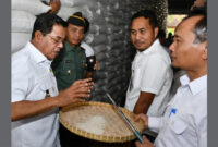 Bupati Lotim, H Haerul Warisin (kiri) saat memeriksa sample beras didampingi Plt Kadis Pertanian Lotim, L Kasturi (kanan).