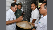 Bupati Lotim, H Haerul Warisin (kiri) saat memeriksa sample beras didampingi Plt Kadis Pertanian Lotim, L Kasturi (kanan).