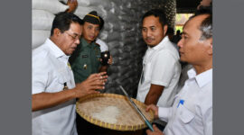 Bupati Lotim, H Haerul Warisin (kiri) saat memeriksa sample beras didampingi Plt Kadis Pertanian Lotim, L Kasturi (kanan).