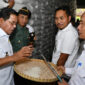 Bupati Lotim, H Haerul Warisin (kiri) saat memeriksa sample beras didampingi Plt Kadis Pertanian Lotim, L Kasturi (kanan).