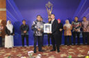 Bupati Lombok Tengah, HL Pathul Bahri saat menerima penghargaan 
