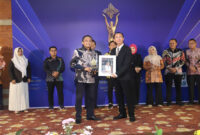 Bupati Lombok Tengah, HL Pathul Bahri saat menerima penghargaan 