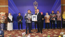 Bupati Lombok Tengah, HL Pathul Bahri saat menerima penghargaan 