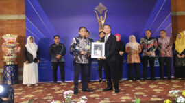 Bupati Lombok Tengah, HL Pathul Bahri saat menerima penghargaan 