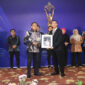 Bupati Lombok Tengah, HL Pathul Bahri saat menerima penghargaan 