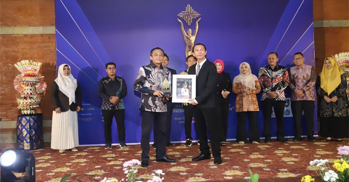 Bupati Lombok Tengah, HL Pathul Bahri saat menerima penghargaan 